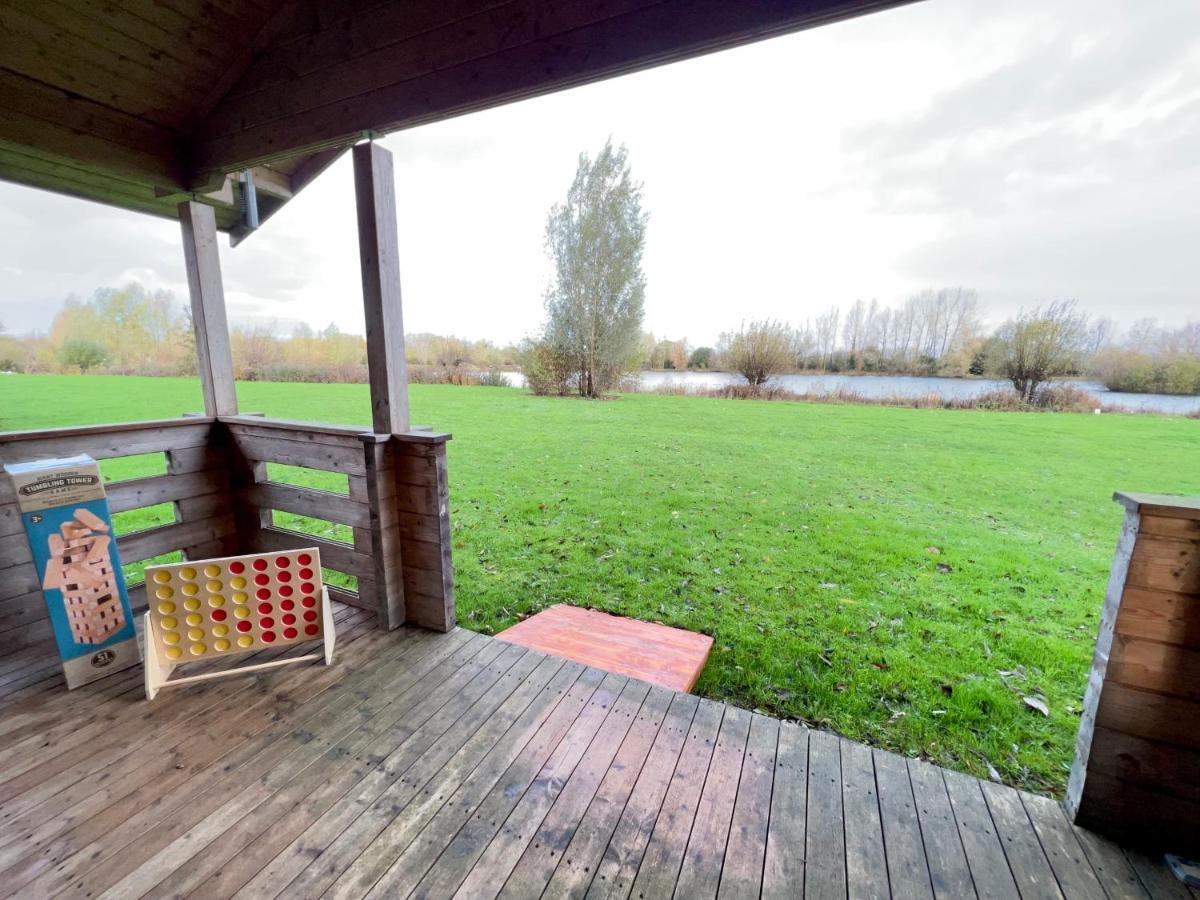 Lake Pochard, Oak Lodge South Cerney Extérieur photo