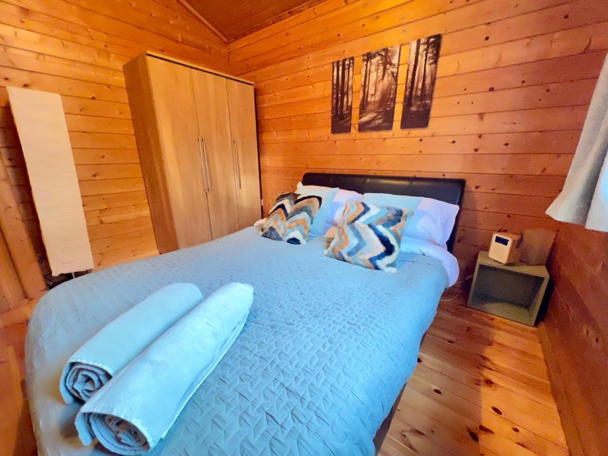 Lake Pochard, Oak Lodge South Cerney Extérieur photo