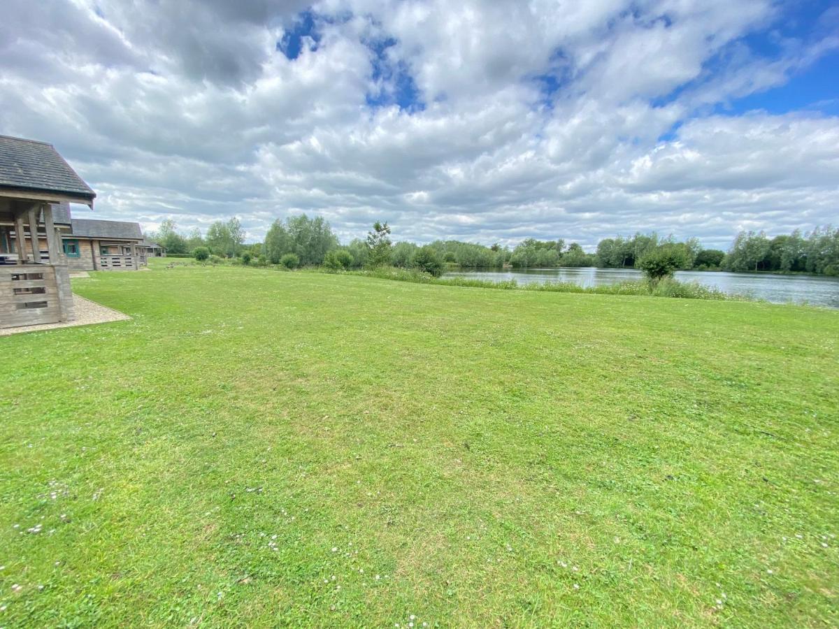 Lake Pochard, Oak Lodge South Cerney Extérieur photo