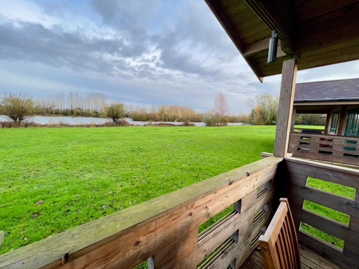 Lake Pochard, Oak Lodge South Cerney Extérieur photo