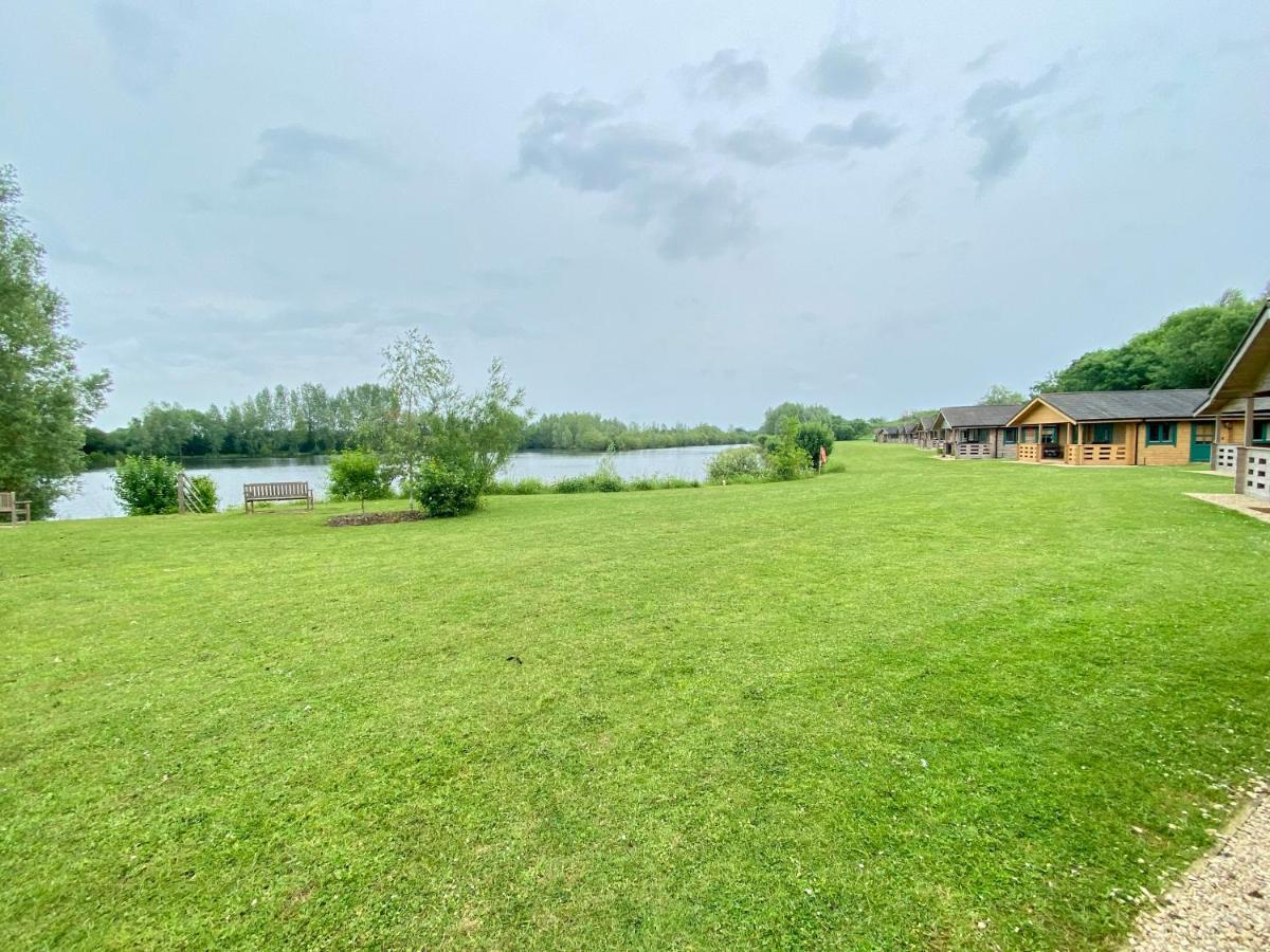 Lake Pochard, Oak Lodge South Cerney Extérieur photo